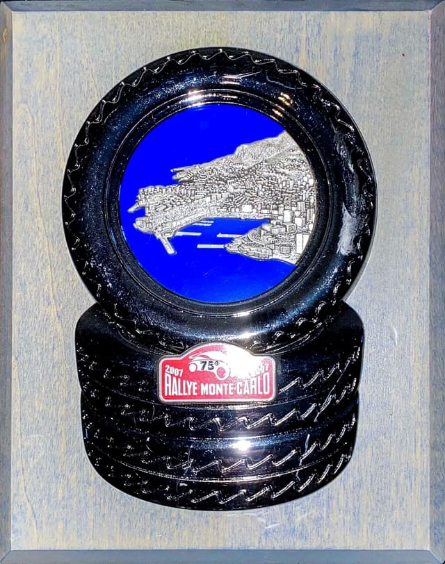 75e Rallye de Monte Carlo 2007. Plaque souvenir sur support en bois offert aux [...]