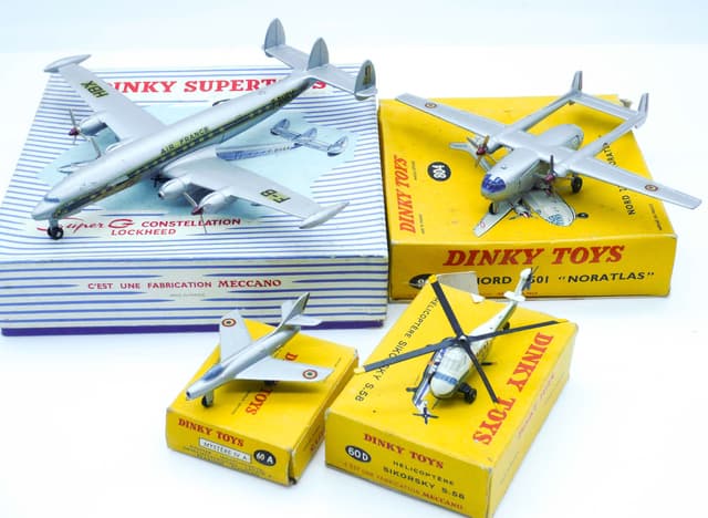 DINKY TOYS. 4 avions (en l’état) - Mystère IV - Hélicoptère Sikorsky - Super [...]